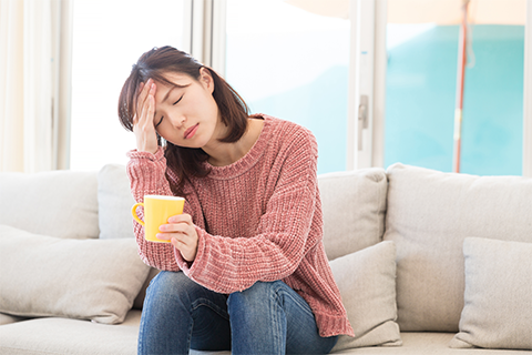 頭痛に悩む女性